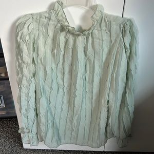 Light green ruffled top Sm/md